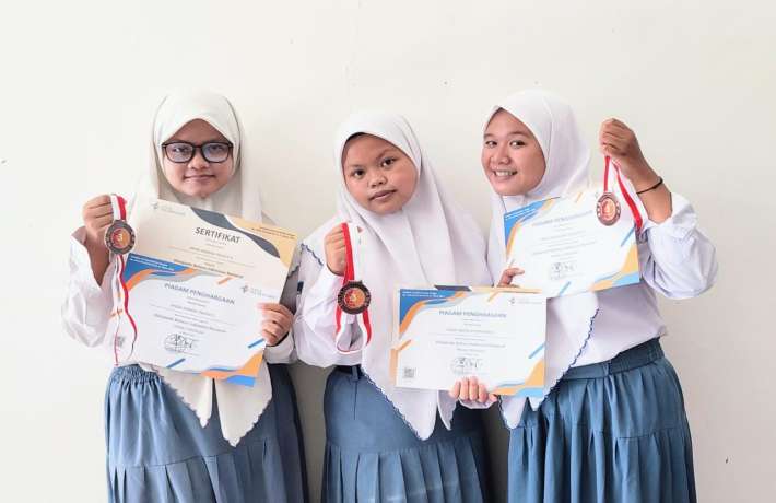 Tiga peserta didik kelas X SMEDAKA berhasil membawa Medali Perunggu dalam ajang Olimpiade Bahasa Ind